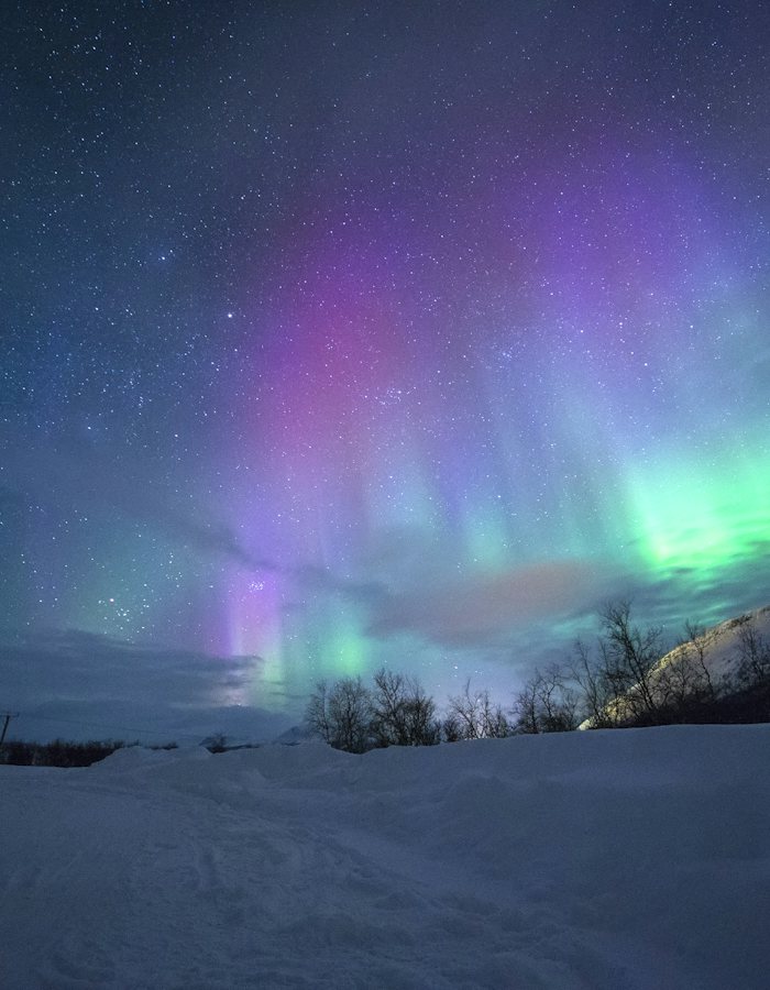 Aurora boreal sobre montañas